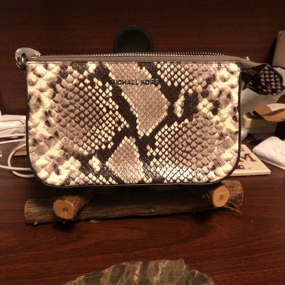 NWT Michael Kors Clutch Retail $108 - Picture 1 of 6